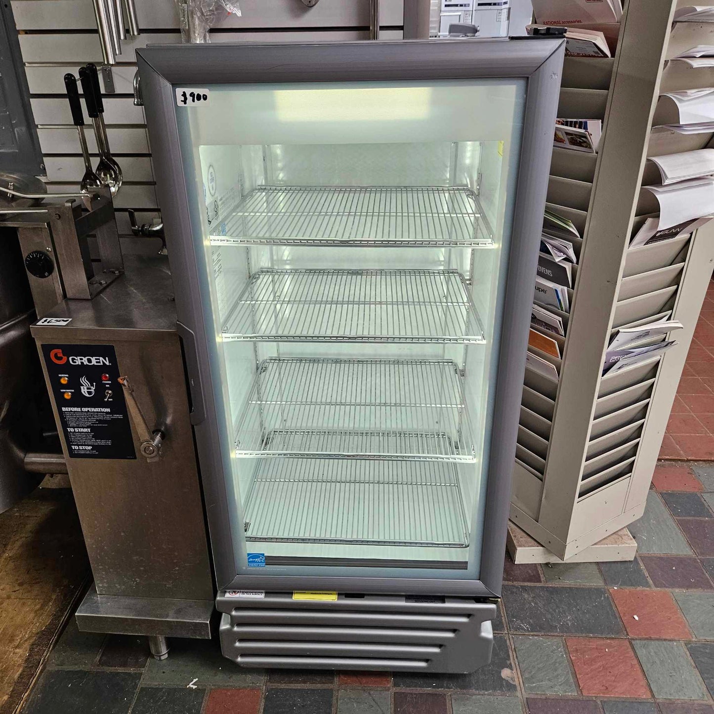 [USED] Imbera VR10 25" Single Door Merchandiser