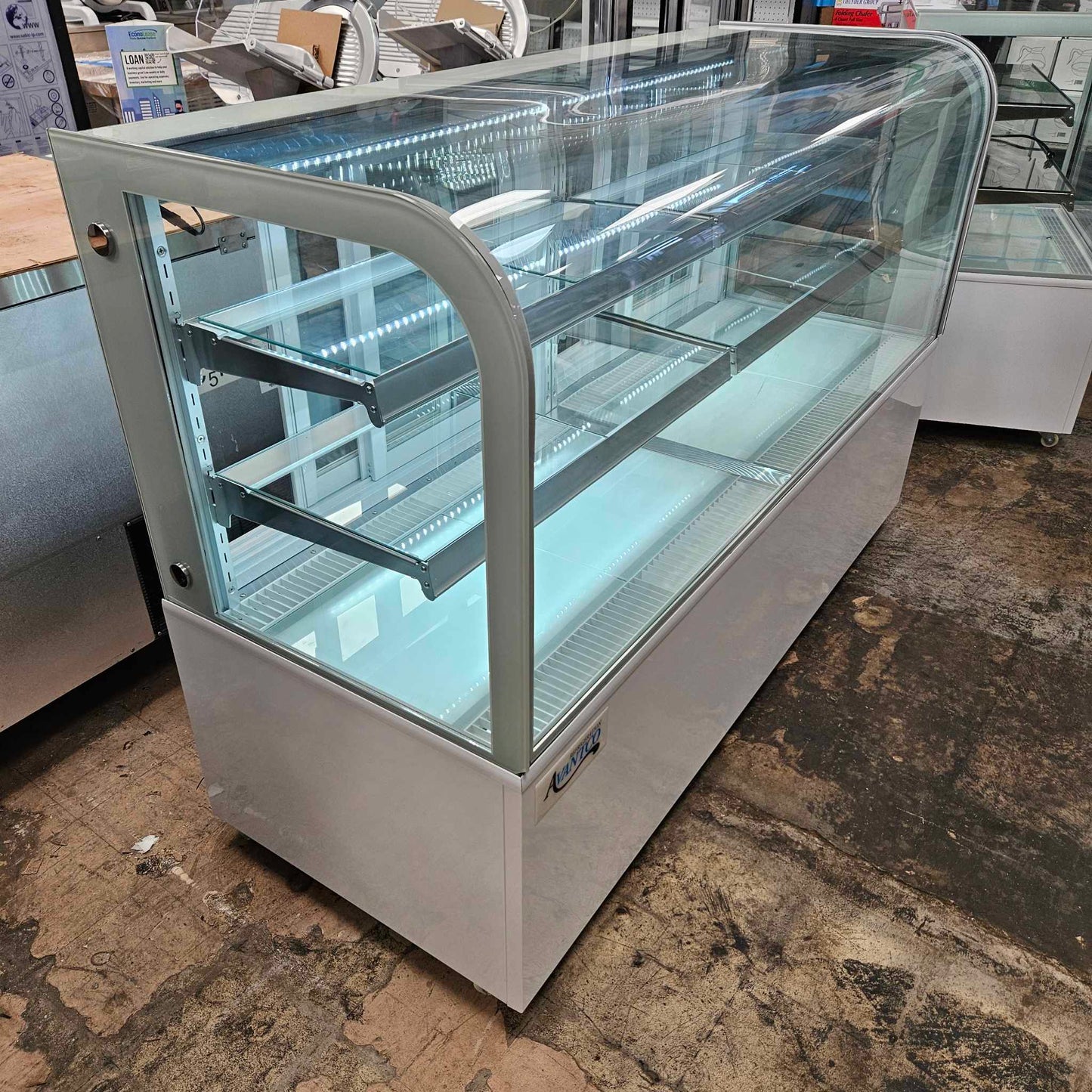 Avantco BCD-72 72" White Curved Glass Dry Bakery Display Case [OPEN-BOX]