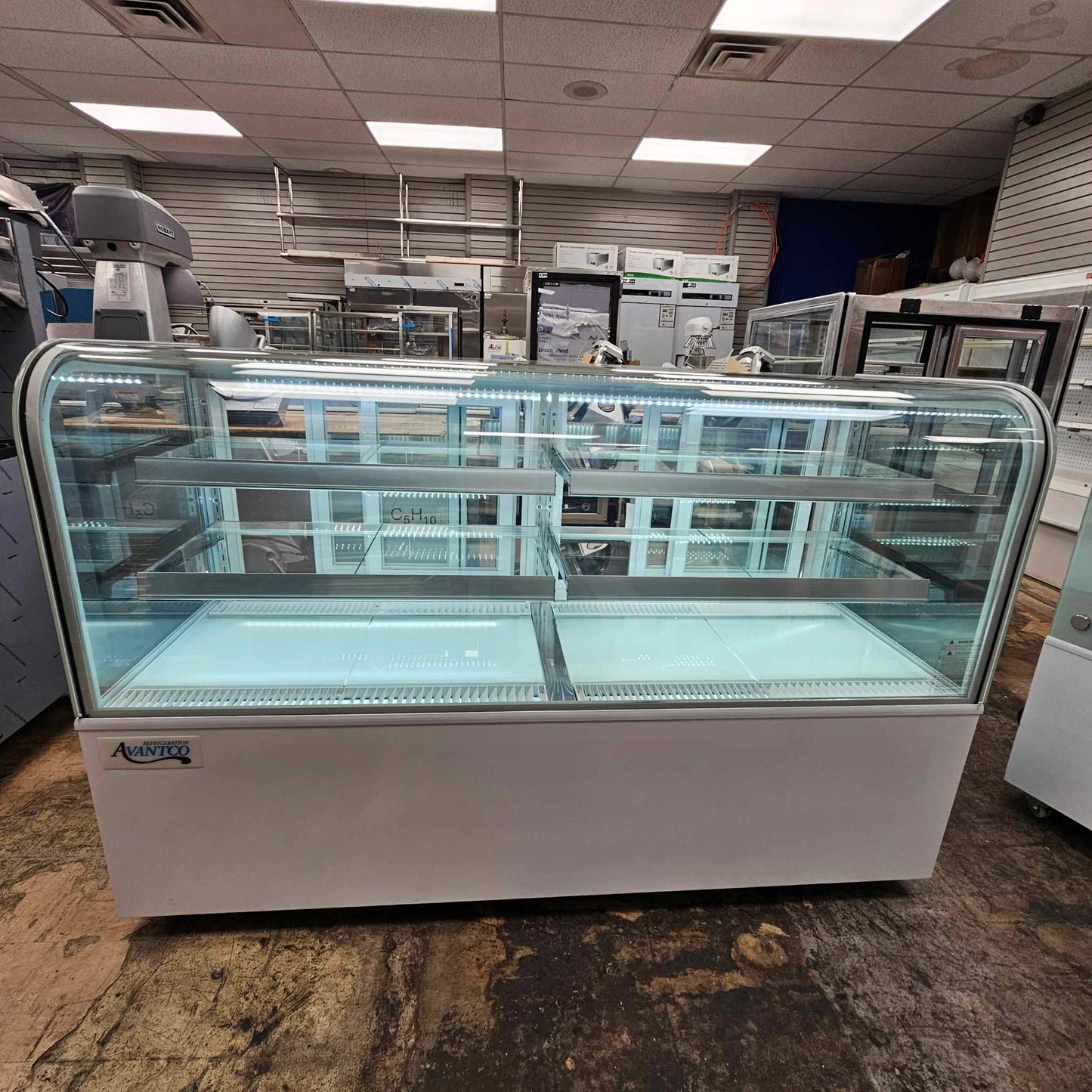 Avantco BCD-72 72" White Curved Glass Dry Bakery Display Case [OPEN-BOX]