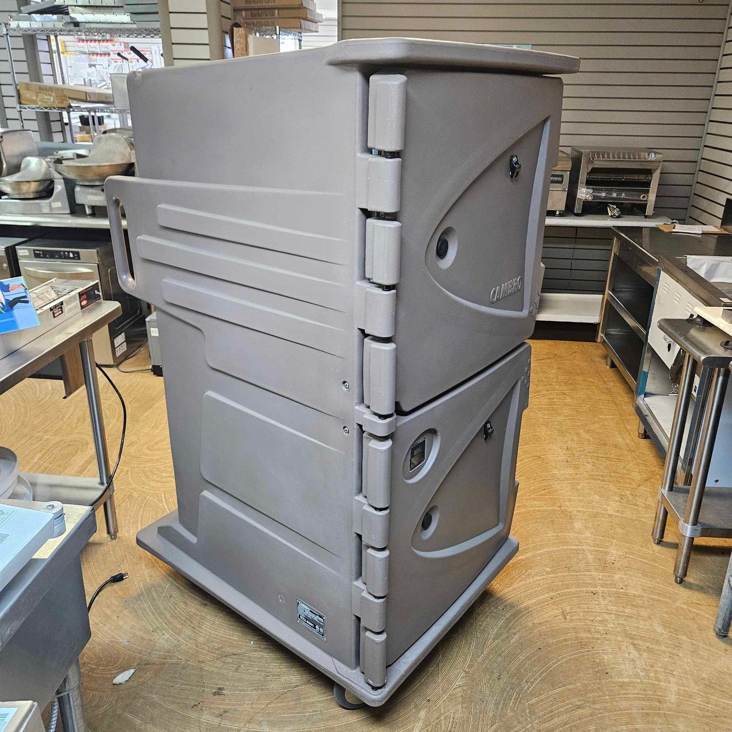 Cambro CMBH1826TSF194 Tall Profile Electric Hot Food Holding Cabinet [OPEN-BOX]