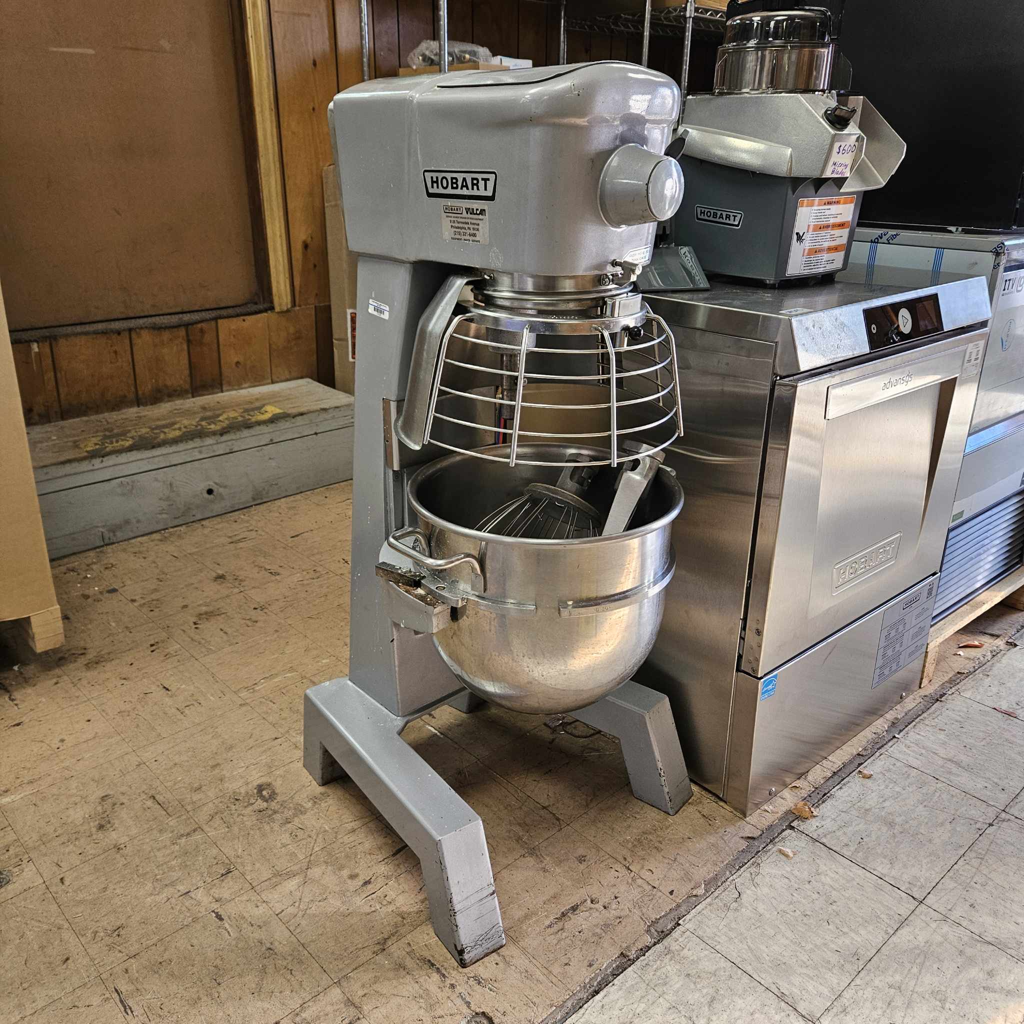 [USED] Hobart D300T 30 Qt. Dough Mixer w/ Bowl & Attachements - 115V