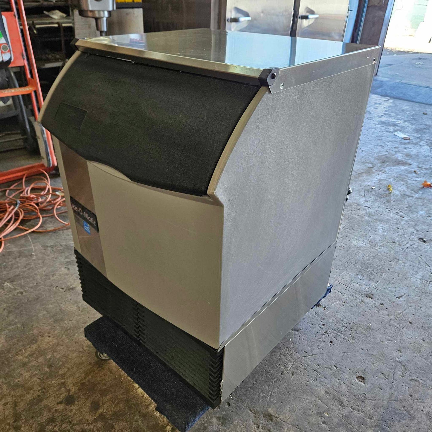 [USED] Ice-O-Matic ICEU220HA 24"W Air Cooled Half Cube Undercounter Ice Machine - 238 lbs/24hr