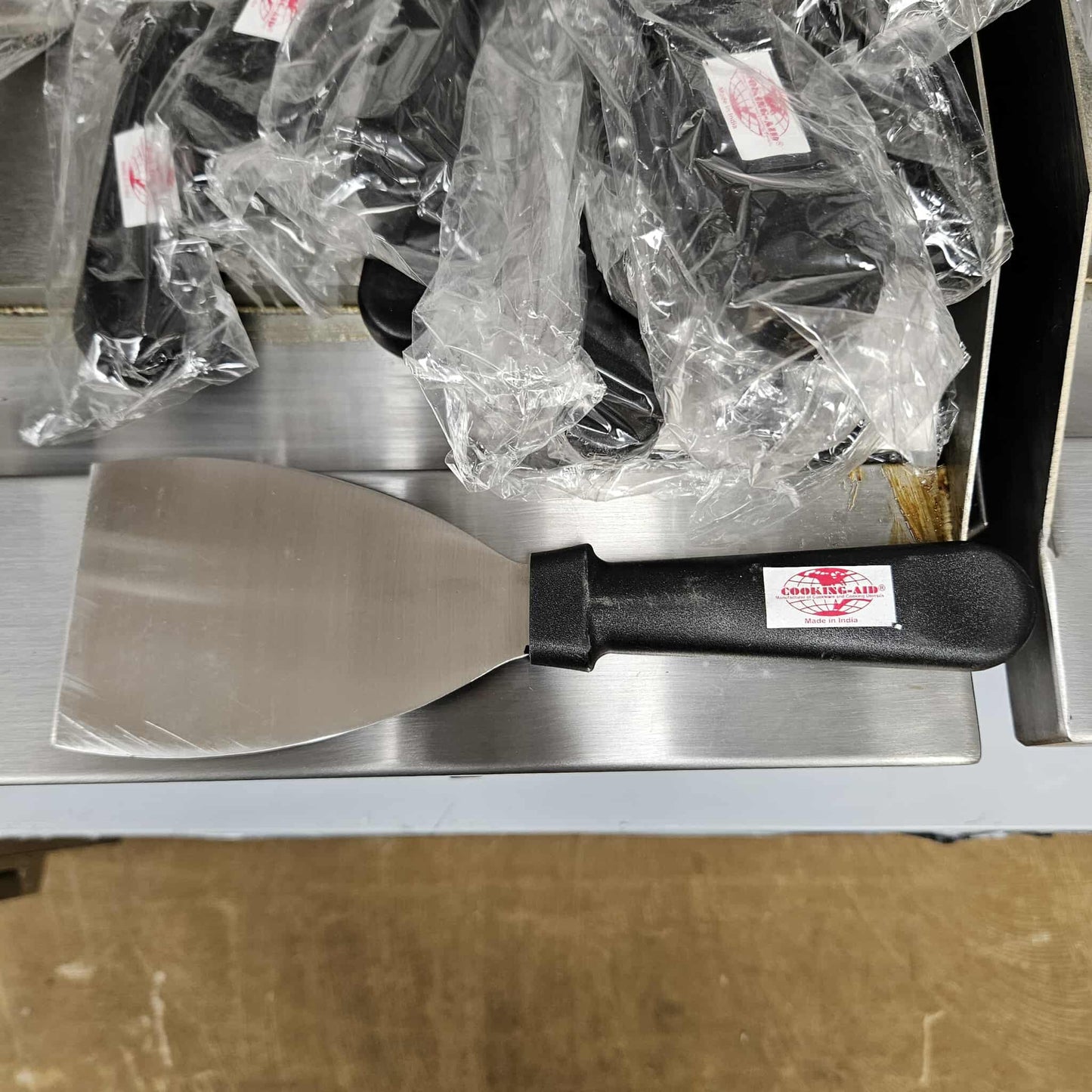 4" Grill Scaper with Black Plastic Handle