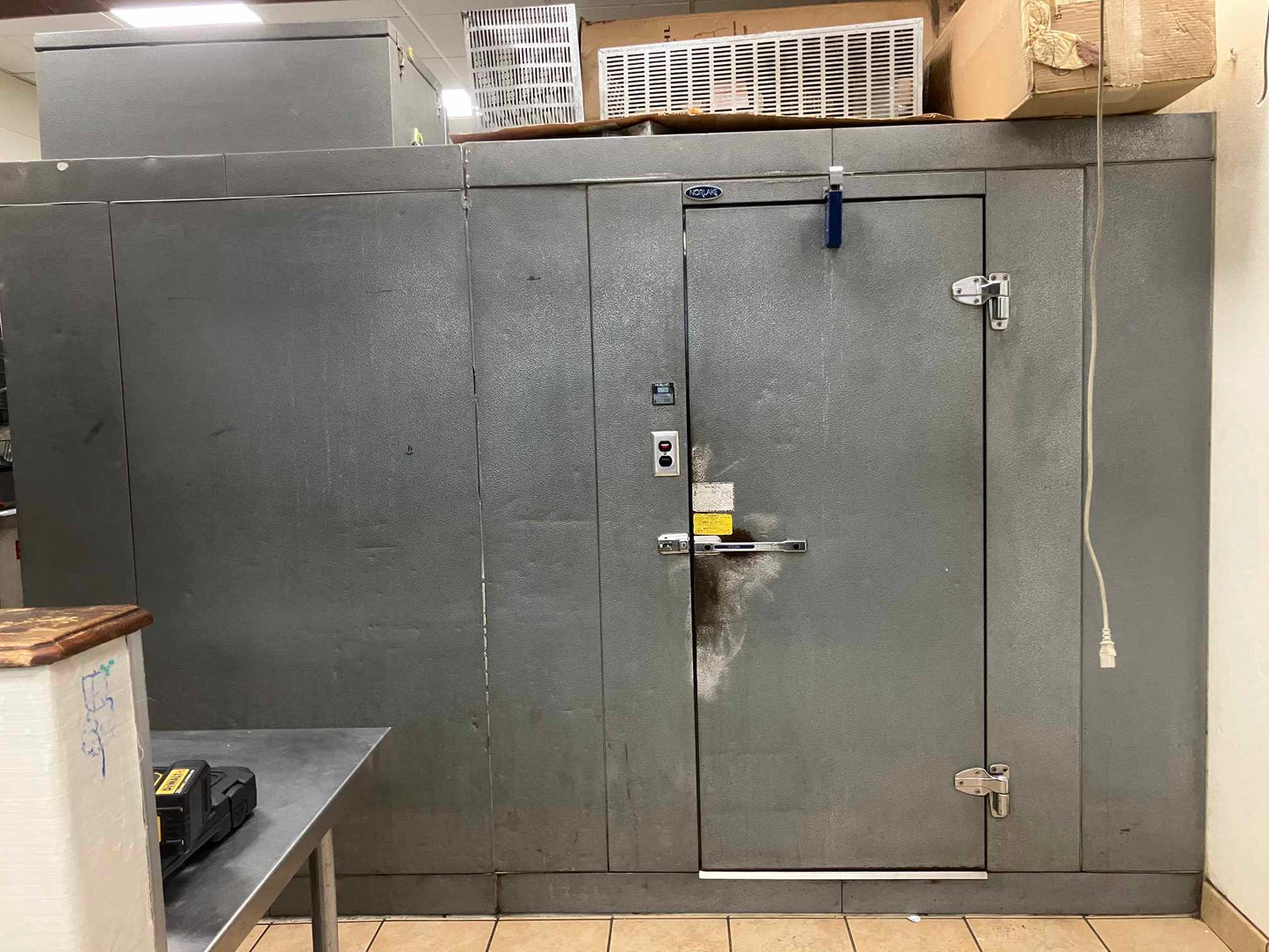 [USED] Norlake 6' x 10' Walk-In Box Combo Cooler/Freezer (6' x 6' Cooler / 6' x 4' Freezer)