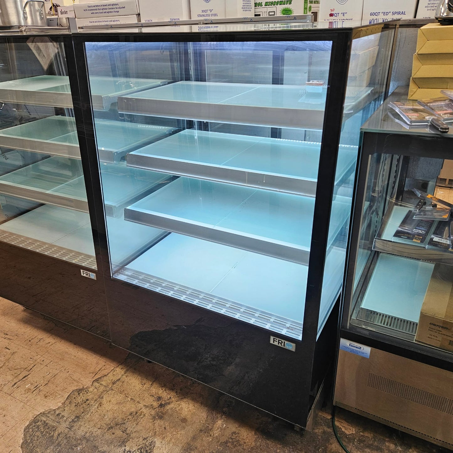 [USED] Frio 36" Slanted Straight Glass Refrigerated Bakery Display Case (3 Shelves, 36" x 32" x 57")