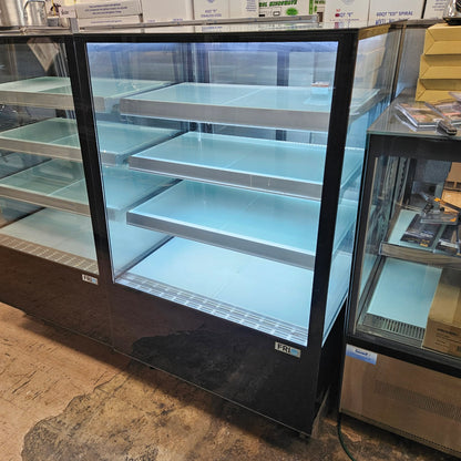 [USED] Frio 36" Slanted Straight Glass Refrigerated Bakery Display Case (3 Shelves, 36" x 32" x 57")