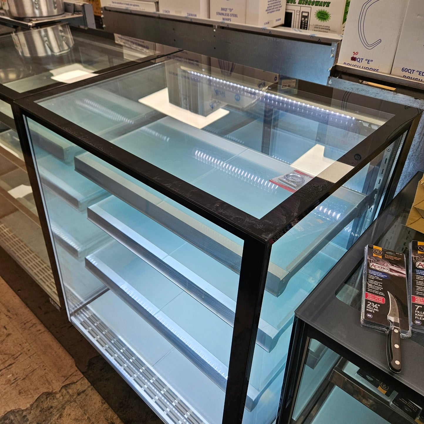 [USED] Frio 36" Slanted Straight Glass Refrigerated Bakery Display Case (3 Shelves, 36" x 32" x 57")