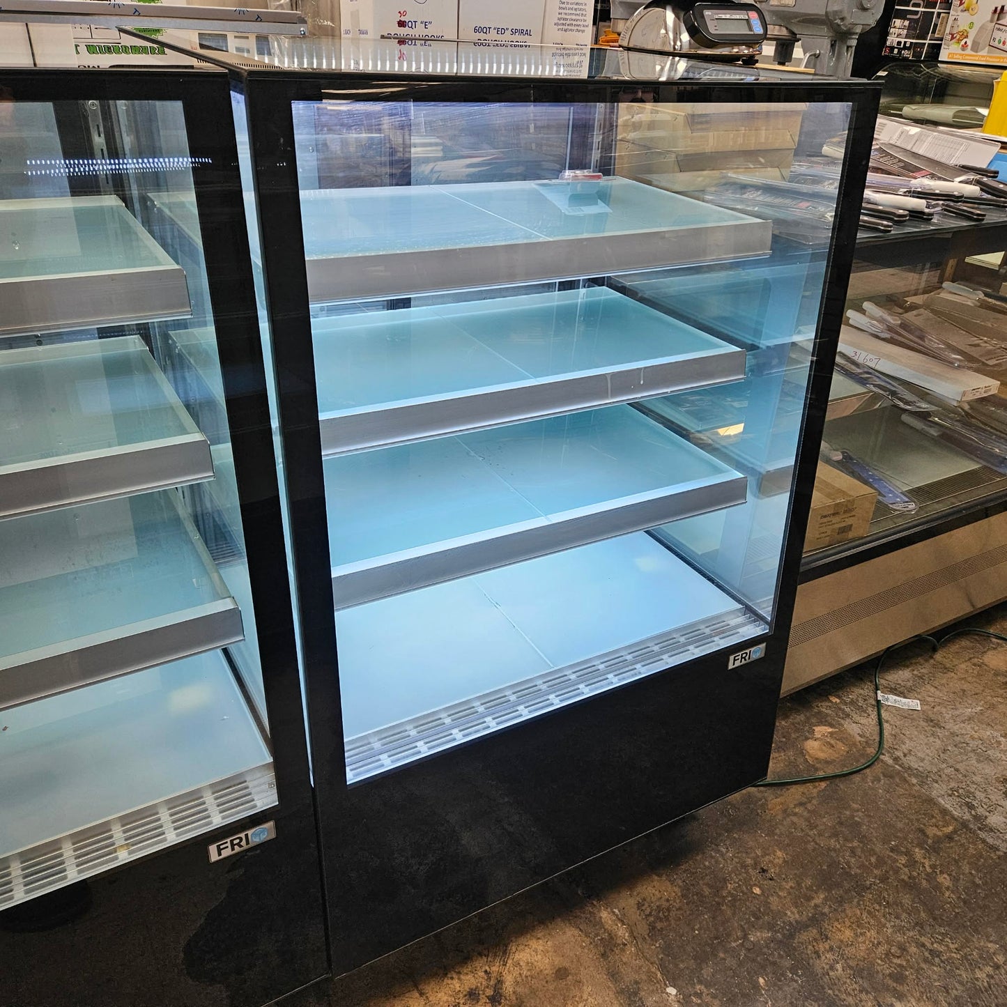 [USED] Frio 36" Slanted Straight Glass Refrigerated Bakery Display Case (3 Shelves, 36" x 32" x 57")