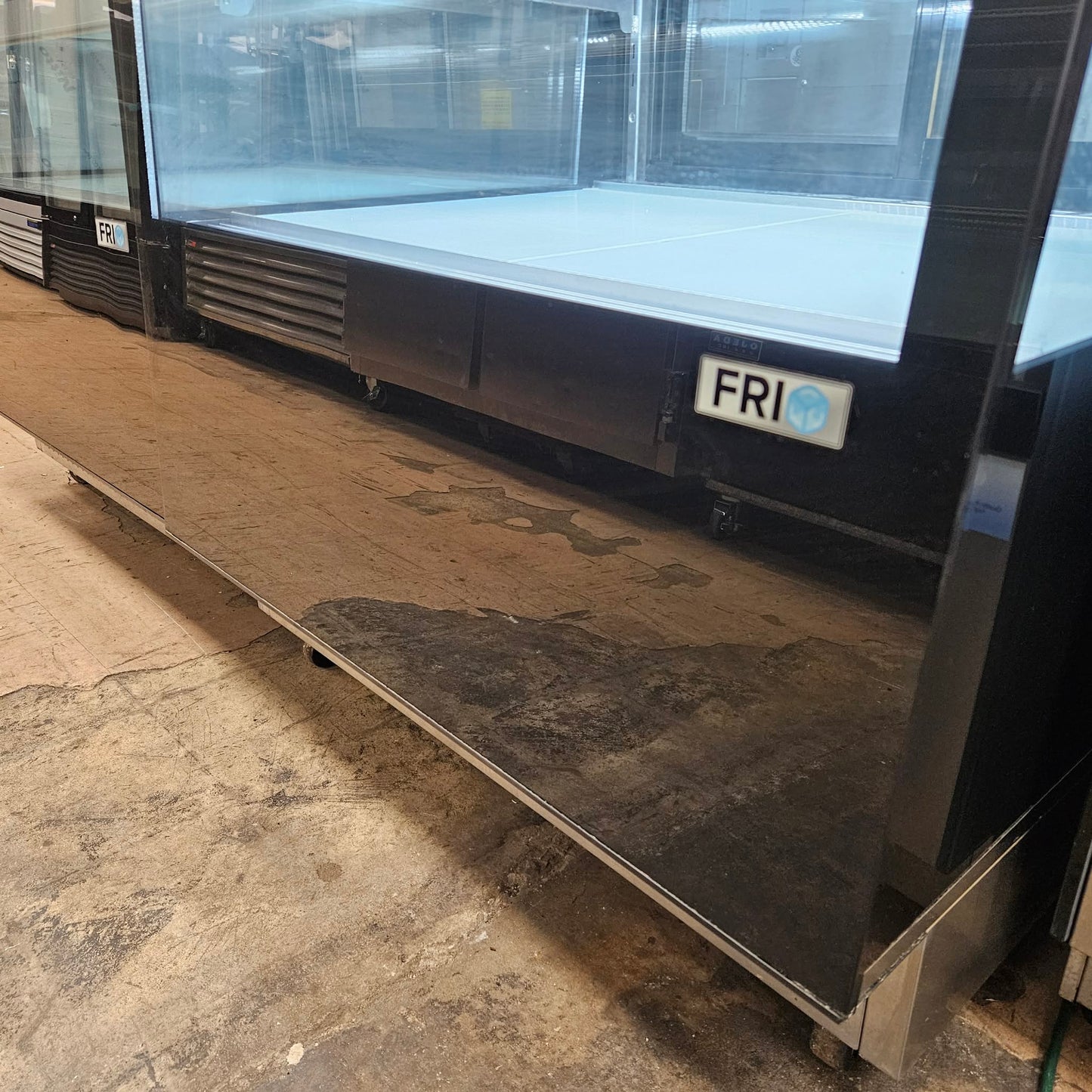 [USED] Frio 36" Slanted Straight Glass Refrigerated Bakery Display Case (3 Shelves, 36" x 32" x 57")