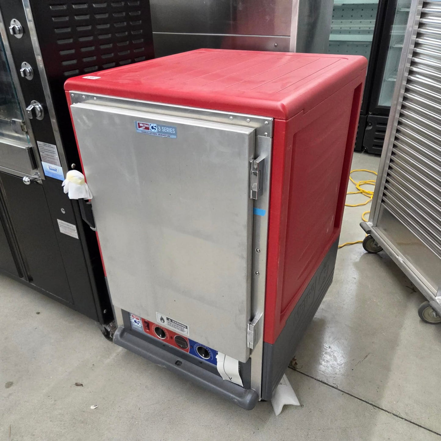 Metro C535-CFS-U C5 3 Series Heated Holding and Proofing Cabinet - Red [OPEN-BOX]