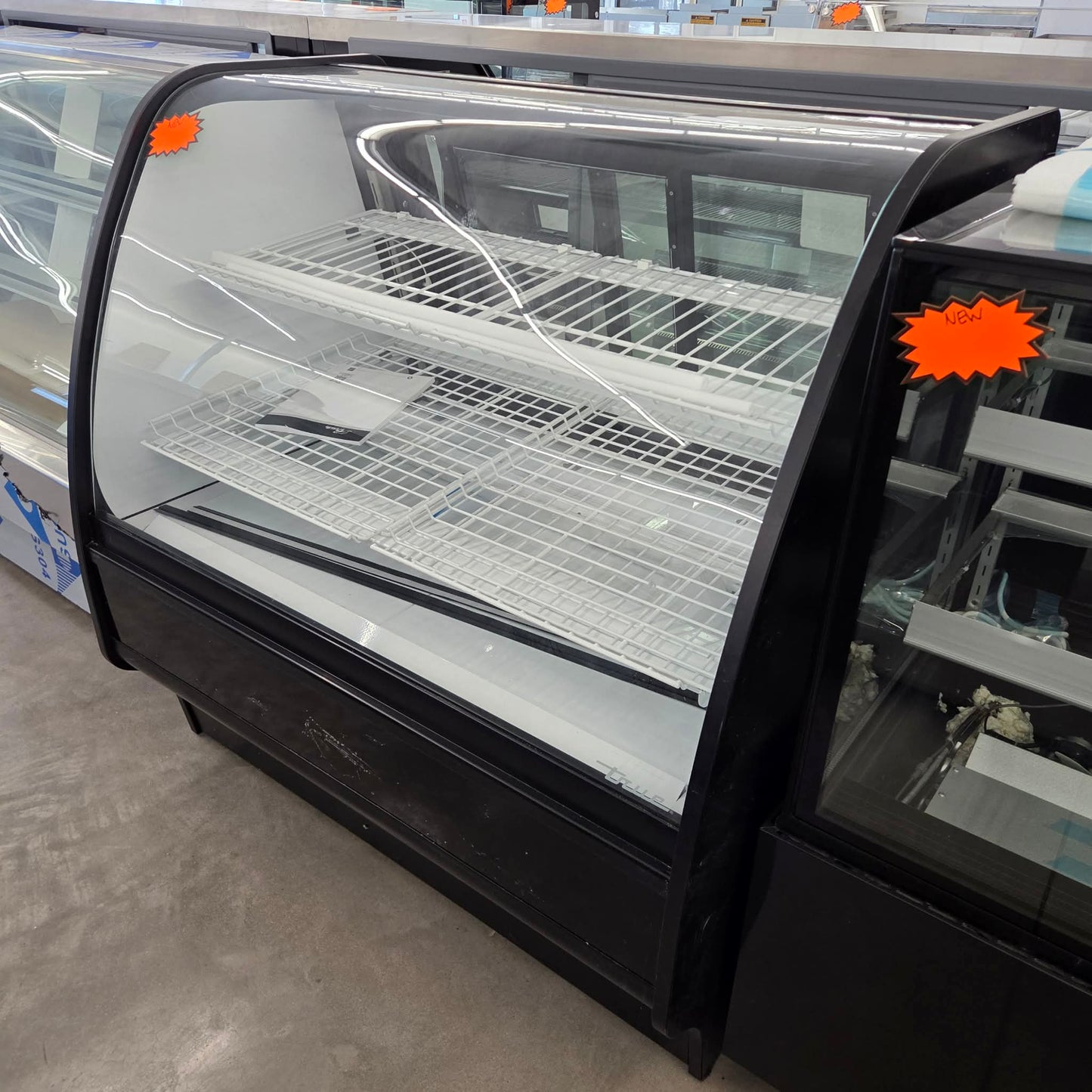 True TDM-DC-48-GE/GE-B-W 48 1/4" Curved Glass Dry Bakery Display Case [OPEN-BOX]