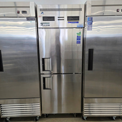 Everest ESRFH2 29" W Single Section Reach-In Combo Refrigerator/Freezer [OPEN-BOX]