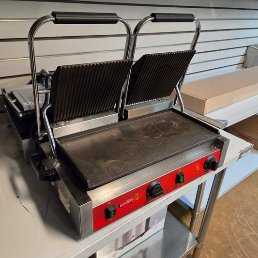[USED] Avantco PG400GST Dual Panini Sandwich Grill (Grooved Top and Smooth Bottom Plates) - 120V