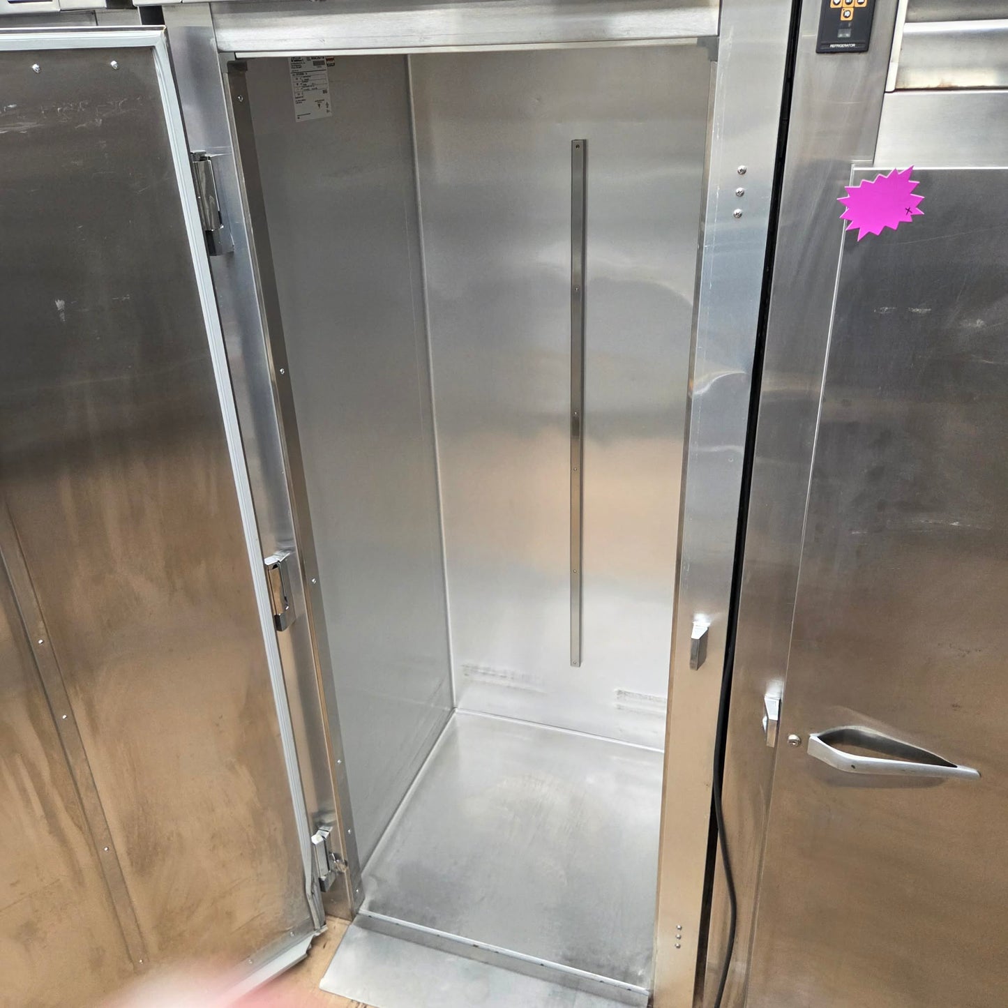 [USED] True STG1RRI89-1S-HC 35" One Section Roll In Refrigerator