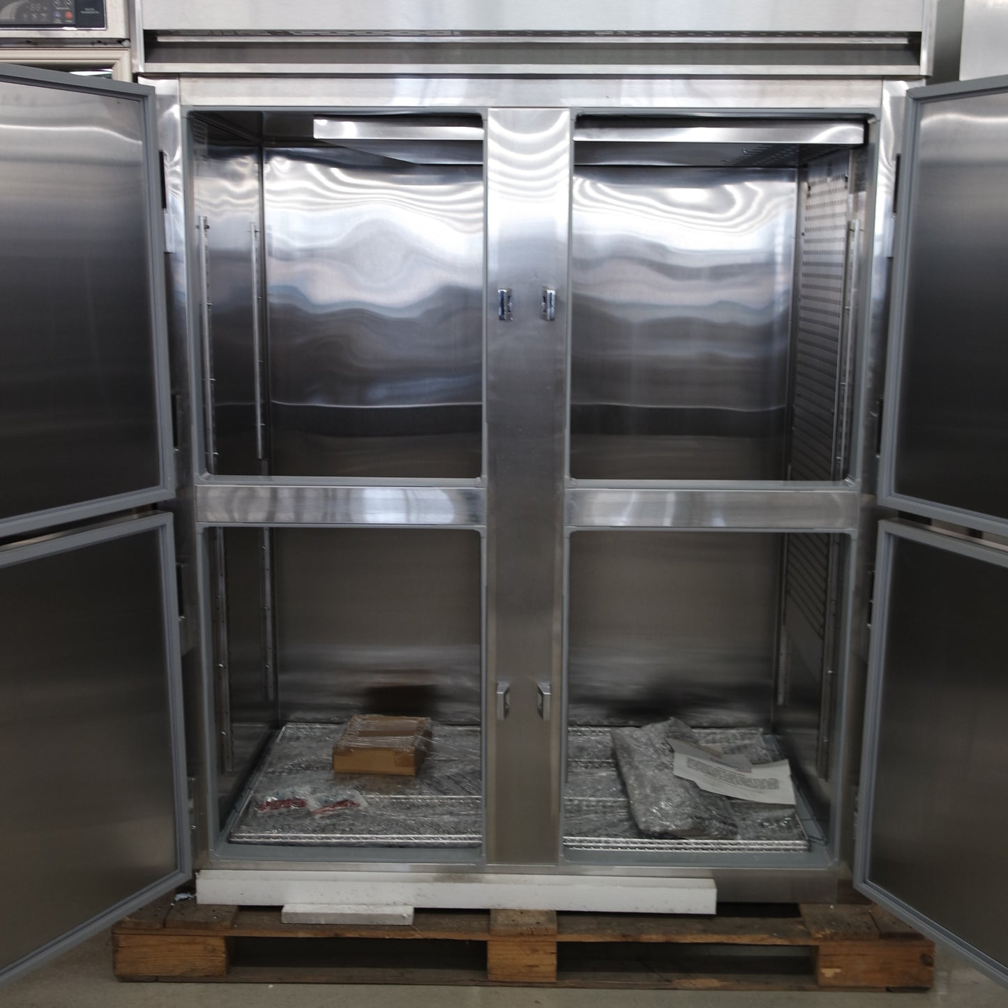 Continental 2RENSSHD 57" 2-Section Reach-In Refrigerator w/ 4 Solid Half Doors [OPEN-BOX]